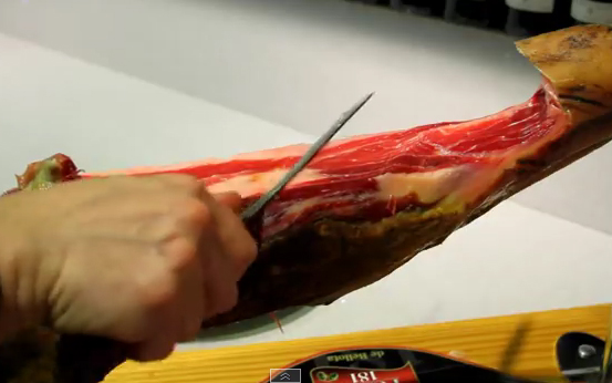 Cómo cortar jamón ibérico Video 4: Loncheando la maza